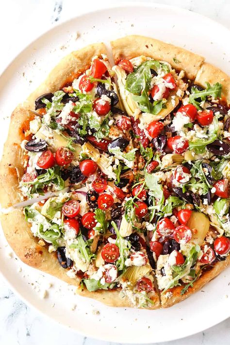 Greek Pizza exploding with your favorite Greek flavors in pizza form! Greek Pizza Recipe, Pizza Video, Greek Pizza, Making Pizza Dough, Pepper Sauce Recipe, Roasted Red Pepper Sauce, Whole Wheat Pizza, Carlsbad Cravings, Red Pepper Sauce