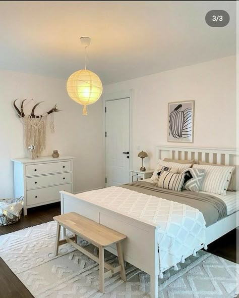 31 Trendy Minimalist Bedroom Ideas You'll Absolutely Love White Room Decor, White Bed, Dekorasi Kamar Tidur, Bilik Tidur, Redecorate Bedroom, Cozy Room Decor, Home Design Living Room, Room Makeover Bedroom, Dressing Room Design