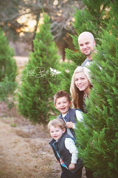 Family Photoshoot For Christmas, Christmas Tree Mini Photoshoot, Christmas Tree Farm Family Poses, Easy Outdoor Christmas Photo Shoot, Family Of 5 Picture Ideas Christmas, Family Christmas Picture Ideas Outdoor, Family Christmas Poses Outdoor, Christmas Tree Portraits, Christmas Tree Farm Photo Shoot Family Mini Sessions