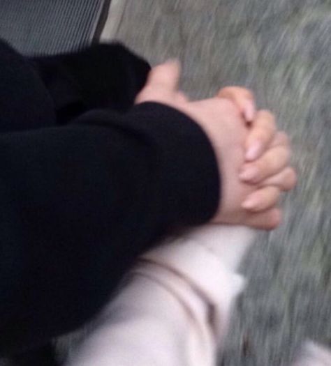 Držení Za Ruce, Girls Holding Hands, Couple Hands, Cute Couples Photos, Cute Relationship Goals, Foto Inspiration, Couple Aesthetic, Hopeless Romantic, Cute Couple Pictures