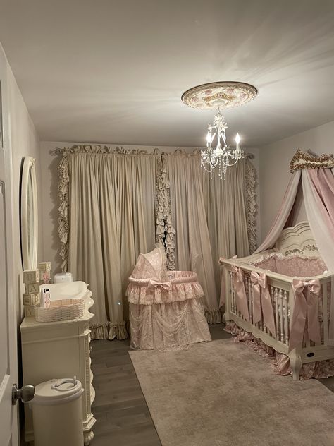 Vintage Baby Rooms, Pink Baby Room, Princess Nursery, Girl Nursery Room, Baby Room Inspiration, Casa Vintage, Nursery Room Inspiration, Princess Room, Baby Room Design