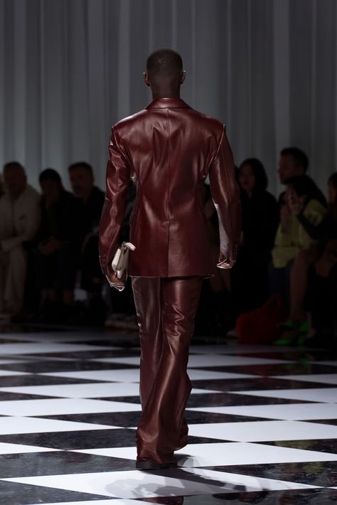 Spring-Summer 2024 Fashion Show | VERSACE US Fashion Show Versace, Prom Fits, Prom Jacket, Punk Chic, Essential Wardrobe Pieces, Hell Bent, Ball Ideas, 90s Runway Fashion, Leather Suit