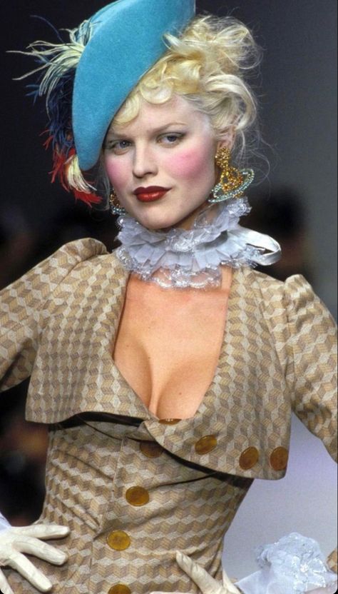 Guilded Glamour, Vivienne Westwood Fashion, Eva Herzigova, Mode Chanel, Model Aesthetic, Claudia Schiffer, Naomi Campbell, Kate Moss, Mode Vintage