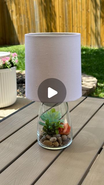 Diy Table Lamp From Vase, Diy Garden Lighting Ideas, Diy Outdoor Lamp, Patio Table Decorating Ideas, Diy Table Lamp Ideas, Action Hacks, Glass Jar Lamps, Table Lamp Ideas, Diy Lamp Ideas