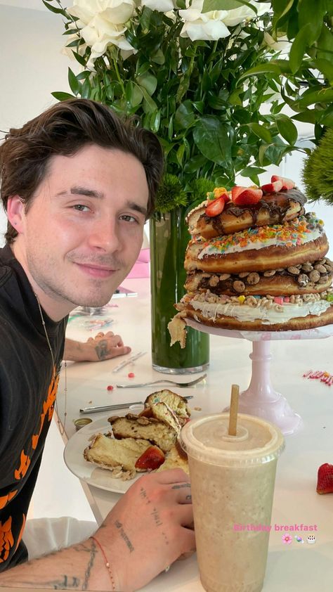 Nicola Anne Peltz, Giant Donut, Huge Cake, Cheeky Gifts, Nicola Peltz, Nicolas Peltz, David And Victoria Beckham, Bagel Sandwich, Brooklyn Beckham