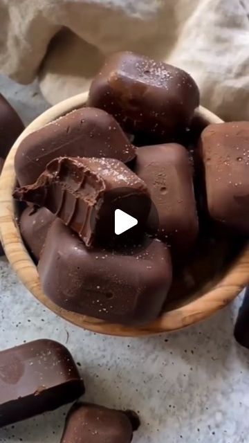 Keto Fudge Recipes, Cooking Chocolate Recipes, Easy Snacks Microwave, How To Make Keto Chocolate, Diy Dark Chocolate Bars, Keto Chocolate Crunch Bars, Dark Chocolate Keto Clusters, Dark Chocolate Fudge Recipe, Keto Coconut Chocolate Bars