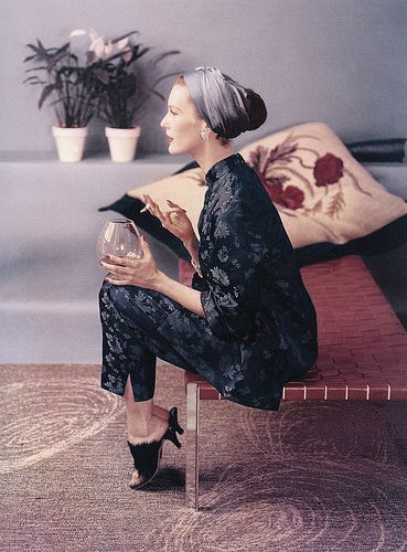 Mary Jane Russell in Chinese silk pajamas, photo by John R… | Flickr Richard Avedon, Suzy Parker, Very Important Person, Glamour Vintage, Jane Russell, Look Retro, Vintage Fashion Photography, Retro Mode, Stil Inspiration