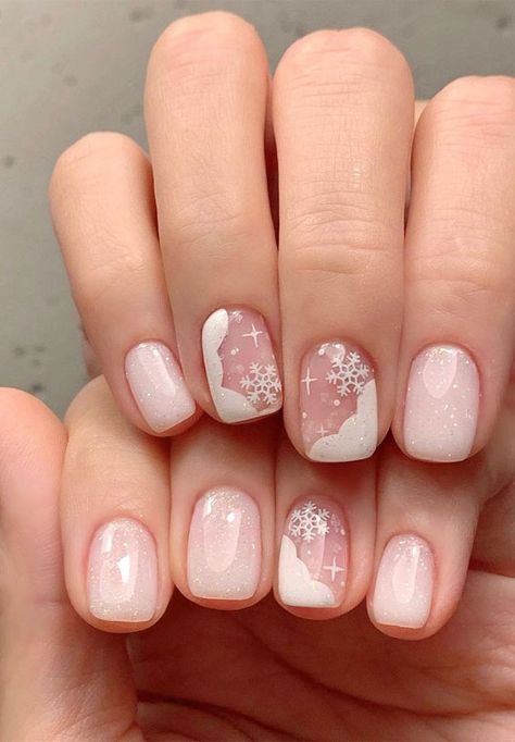 Christmas For Short Nails, Christmas Nails Decorations, Christmas Simple Nail Art, Pretty Christmas Nail Designs, Christmas Nails Cute Simple, Christmas Nails Summer, Short Nail Art Christmas, Pink Snowflake Nails Short, Minimalist Christmas Nail Design