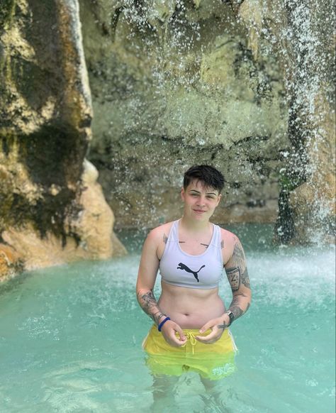 masc lesbian butch woman short hair Lesbian Swim Outfit, Masc Lesbian Aestethics, Masc Girls, Butch Lesbian, Masc Lesbian, Estilo Tomboy, High School Life, Stylish Summer Outfits, Gaming Room Setup