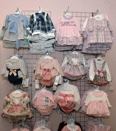 Boutique Store Displays Baby, Garage Clothes, Design Interior Babyshop, Wholesale Korean Baby Clothes Us Fast Shipping, Baby Clothing Store, Kids Clothing Store Design, Spanish Clothing, Garage Clothing, Simba And Nala