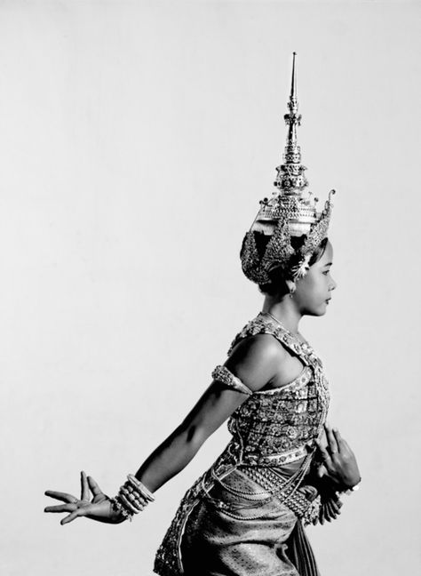 Danza Khmer © Isabel Muñoz Cambodia People, Dancer Photo, Khmer Fashion, Khmer Culture, Cambodian Art, Thai Design, Khmer Empire, Thai Fashion, Southeast Asian Arts