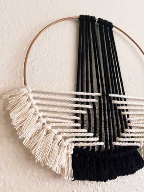 Macrame Hula Hoop, Hula Hoop Macrame Diy, Macrame Circle Wall Hanging Tutorial, Macrame Metal Hoop, Yarn Hoop Wall Hanging Diy, Macrame Hoop Tutorial, Macrame Hoop Diy Tutorial, Macrame Circle Diy, Macrame Brush