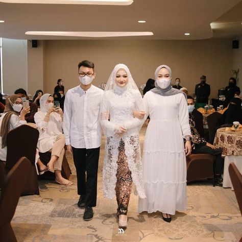 Kebaya Akad Nikah Muslim Jawa, Foto Coupel, Akad Nikah Dress, Baju Wedding, Wedding Kebaya, Muslim Wedding Photos, Kebaya Wedding, Adat Jawa, Wedding Makeup Bride