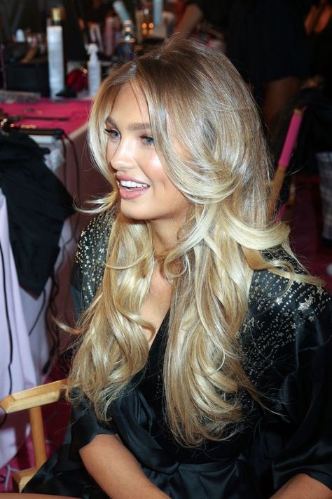 Victoria Secret Model Hair Blonde, Vs Angel Blowout, Victoria’s Secret Haircut, Victoria Secret Blowout Hair, Romee Strijd Aesthetic, Victoria Secret Haircut, Romee Strijd Hair, Vs Haircut, Victoria Secret Model Hair