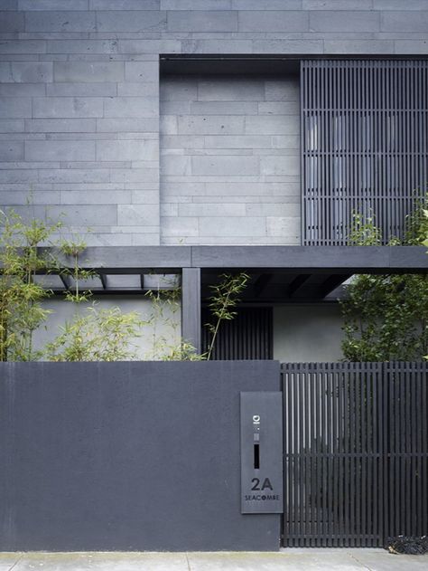 Seacombe Grove House-B.E Architecture-09-1 Kindesign Detail Arsitektur, Black Fence, Modern Fence Design, Modern Fence, Hus Inspiration, Google Lens, Architecture Exterior, Facade Architecture, Fence Design