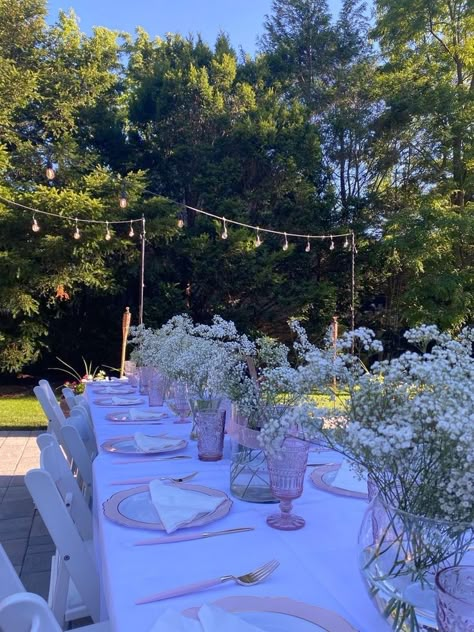 Outside Lunch Table, Picnic With Table, Birthday Table With Flowers, Flower Bday Decorations, Flower Aesthetic Birthday Party, Aesthetic Birthday Table Decor, Aesthetic Lunch Party, Birthday Lunch Decorations, Summer Birthday Table Decor