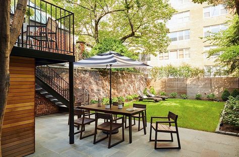 Brooklyn Backyard, Brooklyn Townhouse, Garden Unit, Townhouse Exterior, Brooklyn Brownstone, London Garden, House Extension Design, Brooklyn Heights, Brick Facade