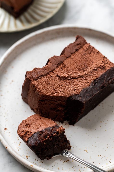 3 Ingredient Chocolate Mousse, Vegan Chocolate Mousse Cake, Chocolate Mousse Cake Filling, Vegan Chocolate Cake Recipe, Vegan Chocolate Mousse, Fudgy Brownie, Vegan Chocolate Cake, Desserts Vegan, Chocolate Mousse Cake