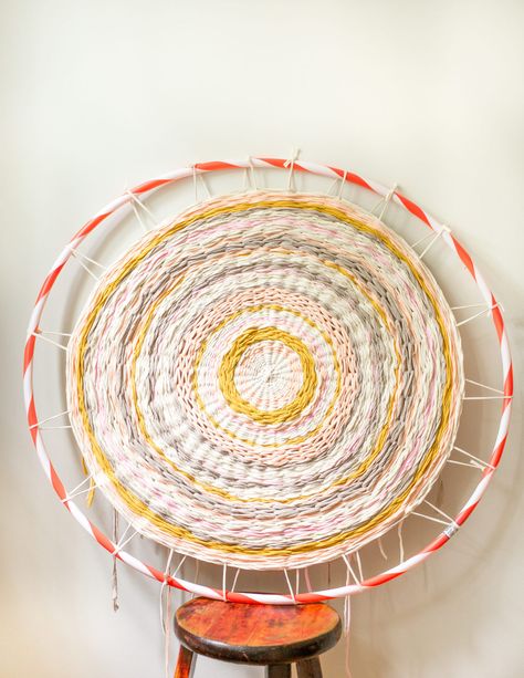 I love that with something as simple as a hula hoop and some t-shirt yarn, you can make a full size floor rug! Hula Hoop Weaving, Hoop Weaving, Hula Hoop Rug, Diy Finger Knitting, Chunky Knit Sweater Pattern, Circular Weaving, Braided Rug Diy, Fabric Flower Tutorial, Knit Basket