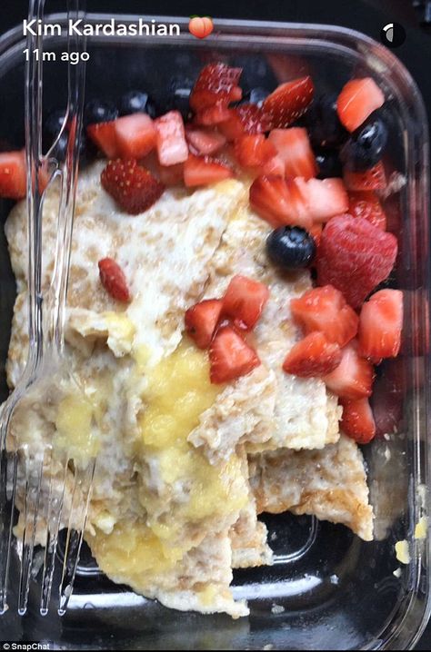 Yummy! On Thursday morning, the mother-of-two enjoyed an oatmeal and egg frittata covered with colorful strawberries, raspberries and blueberries Kardashian Diet, Oatmeal And Eggs, Egg Frittata, Breakfast Low Carb, Food Patterns, Atkins Diet, Wholesome Food, Eating Plans, Cooking Dinner