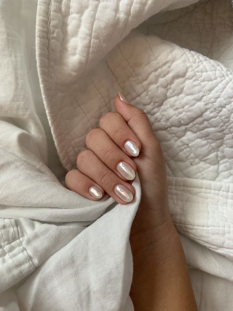 Wedding Glazed Nails, Cute Nye Nails, White Glazed Nails Short, Minimal Metallic Nails, Metallic Wedding Nails, White Chrome Bridal Nails, Pearly White Nails Short, Shiny Cream Nails, Vanilla Chrome Nails Short