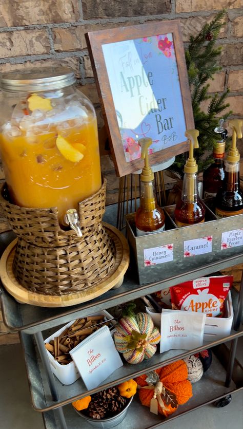 The cutest apple cider bar setup for any kind of event. Cider Bar Wedding, Apple Cider Bar Wedding, Apple Cider Wedding, Apple Cidar, Apple Cider Bar, Pumpkin Theme Baby Shower, November Baby Shower, Hot Cocoa Stand, Cider Bar