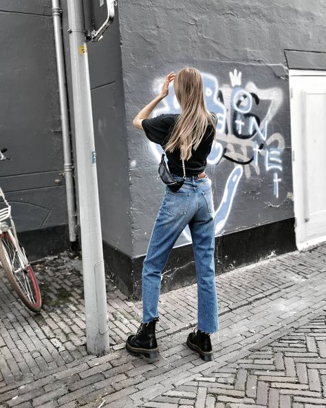 Instagram @Joannemmm ✨ Straight leg jeans dr martens jadon platform boots spijkerbroek herfst outfit.  #streetstyled #ootdnl #nakd Dr Martens Platform Outfit, Black Straight Leg Jeans Outfit, Jadon Outfit, Straight Leg Jeans Outfit, How To Style Doc Martens, Platform Boots Outfit, Platform Outfit, Jadon Platform Boots, Boohoo Outfits