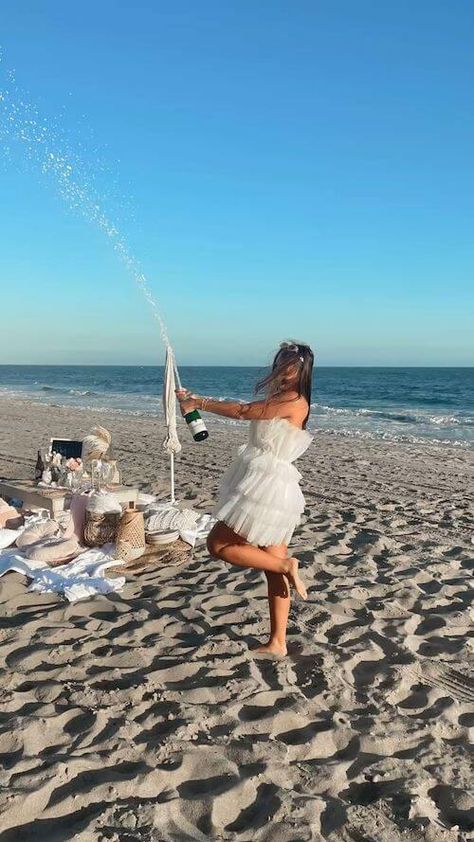 Looking for stunning beach birthday photoshoot ideas for adults? Check this post for the best tips to get perfect birthday pictures at the beach, and 30+ aesthetic photo ideas for your birthday! 7th Birthday Photoshoot Ideas, Aesthetic Beach Birthday, Beach Birthday Photoshoot, Ideas For Your Birthday, Birthday At The Beach, Poses Tips, 30 Aesthetic, Sweet 16 Pictures, Aesthetic Photo Ideas