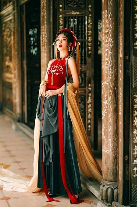 Vietnamese Fantasy Clothes, Vietnam Clothes Traditional Dresses, Veitmanese Traditional Dress, Viet Traditional Dress, Vietnamese Fashion Traditional, Asian Cultural Clothes, Asian Culture Outfit, Vietnamese Outfit Traditional, Vietnam Traditional Clothing