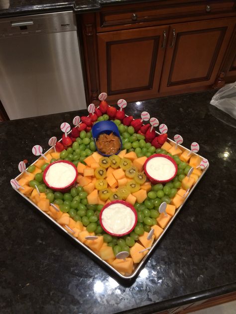 Baseball field fruit platter Baseball Veggie Tray Ideas, Baseball Theme Potluck, Ballpark Theme Party Food, Baseball Fruit Tray Ideas, Baseball Charcuterie Board Ideas, Baseball Theme Charcuterie Board, Baseball Veggie Tray, Baseball Fruit Tray, Baseball Appetizers