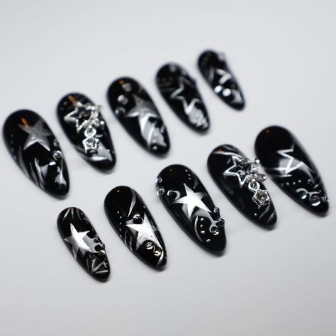 @kyutiksnails on insta ☆ Black Silver Star Nails, Black Spiky Nails, Silver Goth Nails, Black And Silver Nails Ideas, Black Star Nails Acrylic Y2k, Black And Silver Nail Designs, Black And White Star Nails Acrylic Y2k, Silver And Black Nails, Black And Silver Nails