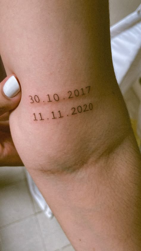 Two Dates Tattoo Ideas, Birthdate Tattoo Placement, Cursive Date Tattoo, Multiple Date Tattoo Ideas, Tattoo Ideas Birthday, Date Tattoo Fonts, Numbers Tattoo Ideas, Tattoo Datum, Dates Tattoo Ideas