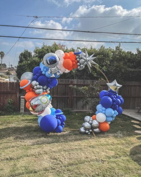 The Balloon Guy on Instagram: "🚀 Astronauts in Westchester 🪐 . . . We had a blast (pun is always intended) creating this #spacethemebirthday #balloongarland for our client. . . . #balloon #balloonsdecor #balloondecor #balloons #art #artistsoninstagram #artofinstagram #artist #artwork #balloonarch #balloonartist #balloonart #theballoonguy #babyshower" Space Theme Balloon Decor, Astronaut Balloon Garland, Space Theme Balloon Arch, Outer Space Balloon Garland, Space Birthday Balloons, Space Balloon Arch, Astronaut Birthday Theme, Space Balloon Garland, Space Balloons