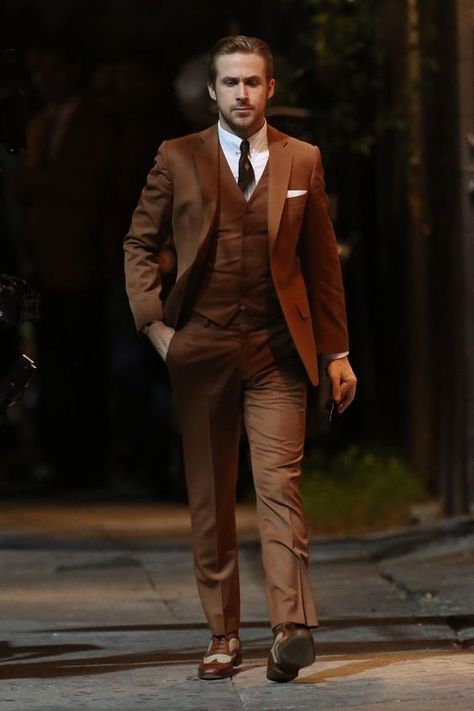 The Tobacco Suit: The Black Swan of The Style World – MANNER Ryan Gosling Suit, Terno Slim Fit, Man In A Suit, Brown Suit, Райан Гослинг, Mens Fashion Smart, Brown Suits, Stil Inspiration, Sharp Dressed Man