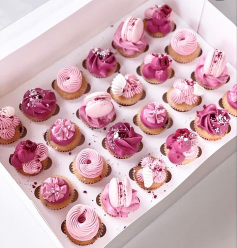 Pink Mini Cupcakes, Beautiful Cupcakes Birthday, Cupcake Icing Designs, Golden Birthday Cakes, Gender Reveal Cupcakes, Cupcake Decorating Tips, Birthday Baking, Cupcake Cake Designs, Sweet Treats Desserts