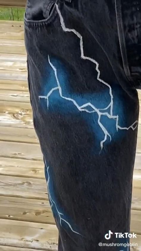 Design For Pants Paint, Custom Painted Jeans Pants, Self Designed Clothes, Lightning Jeans Diy, Pants Paint Design, Black Jean Painting Ideas, Painted Clothes Diy Jeans, Pants Custom Paint, Painting On Clothes Ideas Art