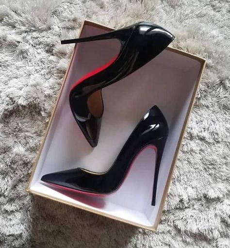 Buty Marki Nike, Shoes Heels Classy, Red Louboutin, Fancy Shoes, Fashion Heels, Black High Heels, Pretty Shoes, Dream Shoes, Beautiful Shoes