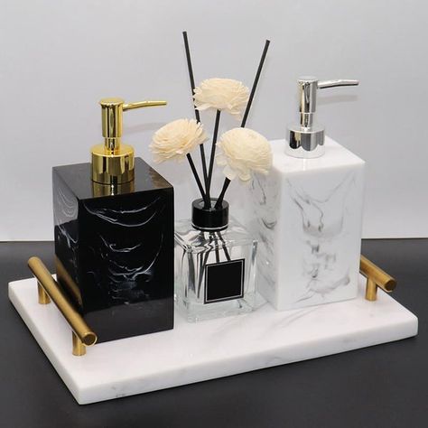 Black Bathroom Decor, Bathroom Counter Decor, Bad Accessoires, Bathroom Accessories Set, Bathroom Decor Luxury, Restroom Decor, تصميم للمنزل العصري, Fotografi Vintage, Counter Decor