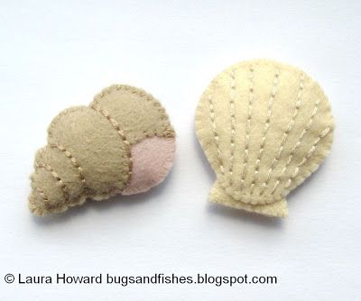 Bugs e peixes por Lupin: Como Fazer Mini Felt Shells Felt Embroidery, Felt Patterns, Felt Applique, Felt Diy, Mermaid Party, Felt Toys, Felt Fabric, Felt Ornaments, Felt Animals