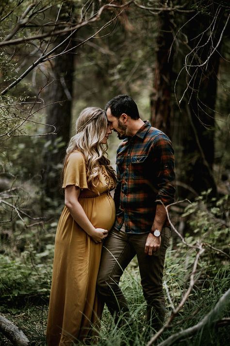 Moody bohemian maternity photos | Wedding & Party Ideas | 100 Layer Cake Bohemian Maternity Photos, Fall Maternity Pictures, Moody Bohemian, Bohemian Maternity, Photo Bb, Fall Maternity Photos, Maternity Photography Poses Outdoors, Outdoor Maternity Photos, Pregnancy Photos Couples