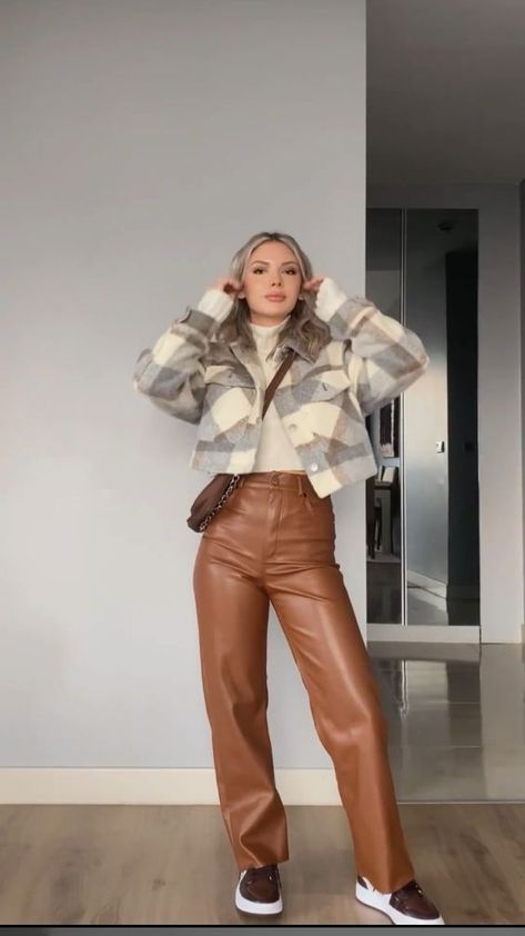 Rate This fashion ideas From ⭐1~10. SAVE & FOLLOW i will update everyweek. Outfit Pantalon Vino, Wide Leg Pants Outfit Casual, Leather Pants Outfit Casual, Brown Leather Pants Outfit, Outfit Trabajo, Winter Festival Outfit, Christmas Fashion Outfits, Brown Pants Outfit, Pants Outfit Work