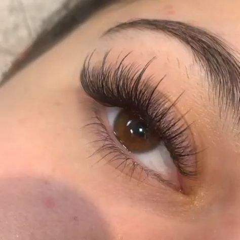 Maquillage Kylie Jenner, Natural Fake Eyelashes, Lashes Fake Eyelashes, Professional Eyelash Extensions, Lash Extensions Styles, Eyelash Extensions Styles, Eyelash Extension Supplies, Perfect Eyelashes, Pretty Lashes