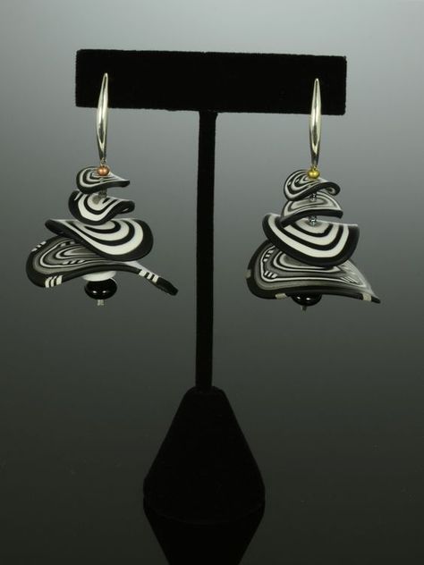 Petals Earrings in Black White,polymer Clay earrings, fimo earrings, masa flexible, cold porcelain, masa francesa, porcelana fria, porcellana freda, black and white Black And White Polymer Clay, White Polymer Clay, Black And White Earrings, Earrings Polymer, Polymer Clay Christmas, Polymer Earrings, Polymer Clay Canes, Polymer Clay Jewelry Diy, Polymer Jewelry