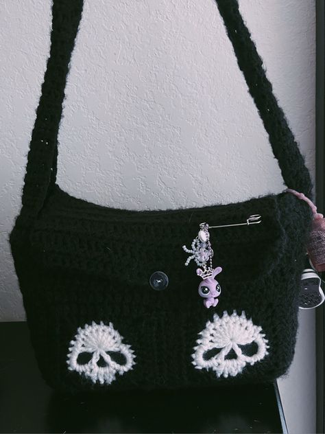 Granny Square Messenger Bag, Grunge Crochet, Quirky Crochet, Crochet Messenger Bag, Emo Gifts, Skull Crochet, Mochila Crochet, Crochet Backpack Pattern, Crochet Skull