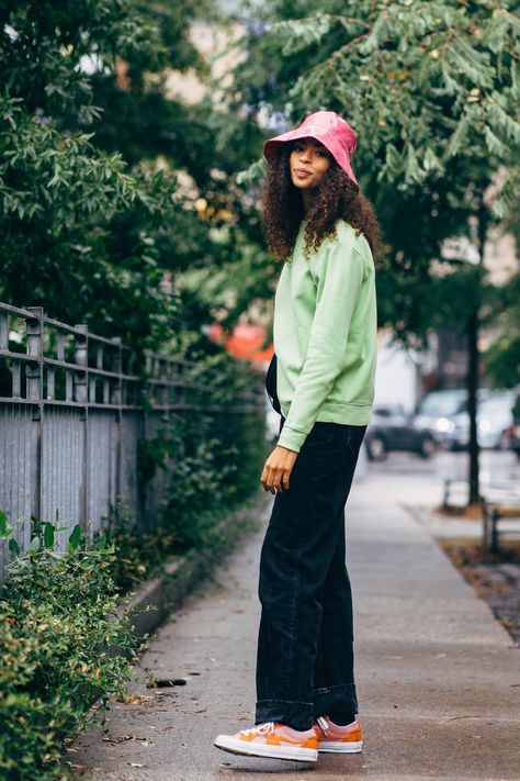 Bucket Hats Look Com Bucket Hat, Bucket Hat Street Style, Bucket Hat Outfits, Funky Clothing, Bucket Hat Outfit, Hat Outfits, Hat Outfit, Casual Skirt Outfits, Women Fashion Edgy