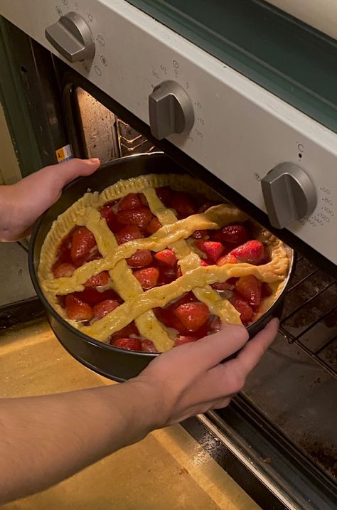 Cooking Era Aesthetic, Pie Baking Aesthetic, Bakeing Girl Aesthetic, Baking Pie Aesthetic, Strawberry Pie Aesthetic, Southern Cooking Aesthetic, Baking Asthetic Picture, Pie Shop Aesthetic, Summer Baking Aesthetic