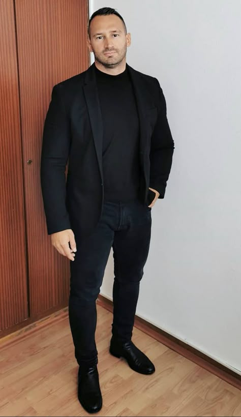 Men Full Black Outfit, Plus Size Man Outfits, Christmas Choir, Black Outfit Men, Mens Inspiration, Mens Fashion Magazine, Beefy Men, Strong Muscles, Fashion Suits For Men