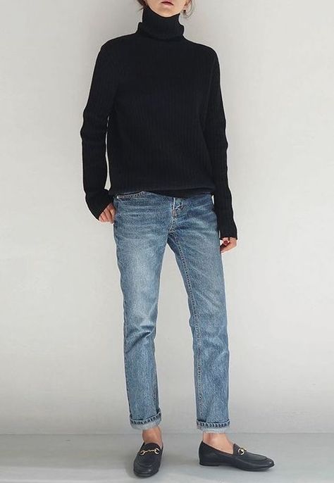 Autumn Mindful Wardrobe Inspiration Picture Modern Cardigan Outfit, Jeans Outfit Aesthetic, Picture Autumn, Svarta Outfits, Minimalist Winter Outfit, Gucci Jeans, Black Inspiration, Aesthetic Winter, Mode Jeans