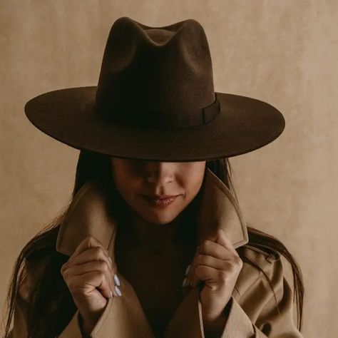 2024's Top 21 Hat Outfit Ideas: Stylish Trends for Every Season & Occasion Winter Coat And Hat Outfit, Fall Hats 2024, Trending Hats 2024, Lack Of Color Hat Outfit, Hat Trends 2024, How To Wear Hats, Trapper Hat Outfit, Hat Photoshoot Ideas, Hat Outfit Spring