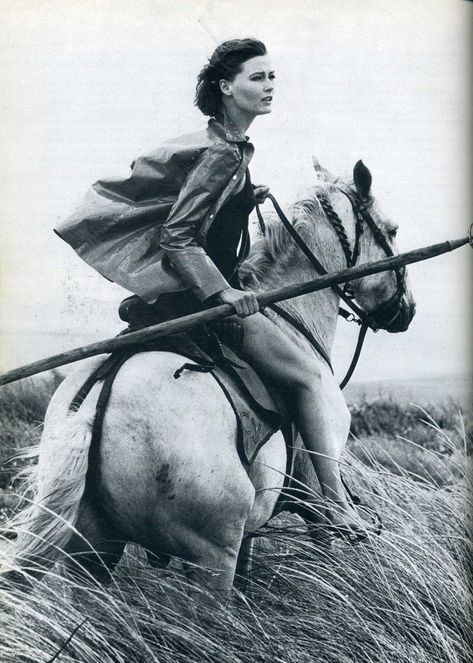 Norman Parkinson, Piskel Art, Year Of The Horse, Figure Poses, Poses References, Human Poses, Action Poses, Horse Photography, Pose Reference Photo